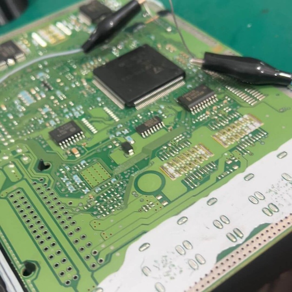 Bosch_MEG17.9.12_PCM_repair Bosch MEG17.9.12 PCM circuit board repair on the bench